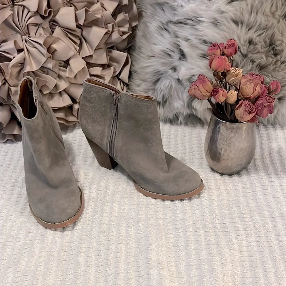 Taupe Tan Light Brown Suede Leather Block Heel Ankle Booties by Seychelles 7.5